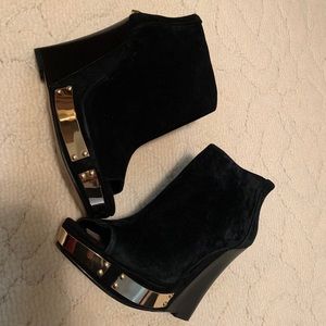 Vince Camuto Suede Peep Toe Wedges/Booties 🔥